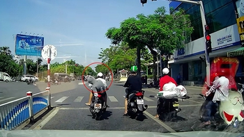 Thanh niên bị rơi điện thoại khi dùng tay che biển số để vượt đèn đỏ