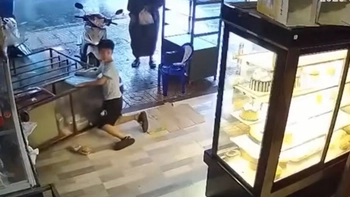 'Khối nghỉ hè' trượt chổi làm đổ tủ bánh