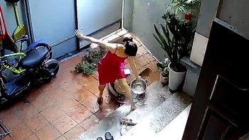 Người phụ nữ hú hồn khi bám tường tưới cây