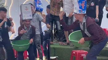 Thanh niên ôm thau nhảy vũ điệu 'sạ lúa' trong đám cưới