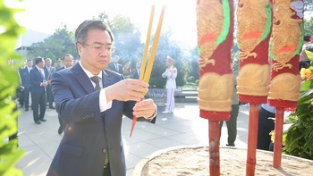 Lãnh đạo TP.HCM dâng hương, dâng hoa tưởng nhớ cố Tổng Bí thư Nguyễn Văn Linh