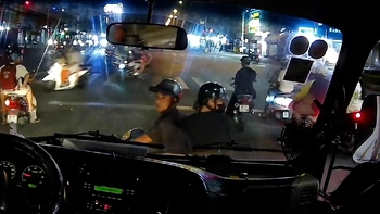 Cô gái nhảy khỏi xe máy khi bạn trai hổ báo tạt đầu ô tô