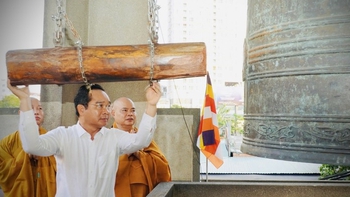 Chủ tịch Nguyễn Văn Được thỉnh chuông hòa bình cầu quốc thái dân an ở chùa Vĩnh Nghiêm