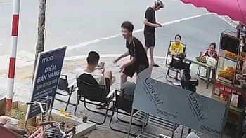 Trêu bạn cho vui, ai ngờ lỡ tay tiễn luôn điện thoại xuống cống