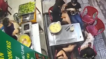 'Thượng đế' hú hồn khi quán bánh xèo phục vụ theo phong cách Omasake