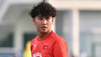 HLV Kim Sang Sik loại cầu thủ Việt kiều Alex Bùi