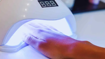 Đèn làm móng 'hủy hoại' da thế nào?