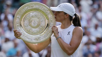Swiatek thắng ‘trắng’ Anisimova ở trận chung kết Wimbledon áp đảo nhất mọi thời đại