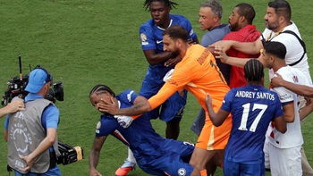 HLV Luis Enrique tự nhận ‘ngu ngốc’ sau pha tát Joao Pedro