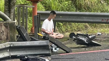 Tài xế ngồi thiền sau vụ tai nạn giao thông