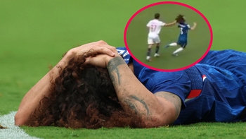 Fan hài hước khi mái tóc Cucurella là ‘cần câu’ thẻ đỏ của Chelsea