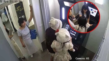 Xôn xao vụ cô gái bị du khách nước ngoài 'tương tác' trong tiệm photobooth ở Hà Nội
