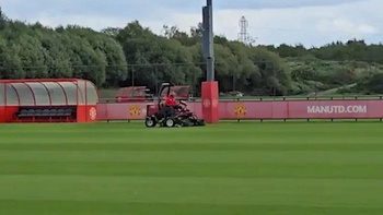 Fan ‘tủi thân’ khi Man Utd đăng video cắt cỏ lúc đối thủ rầm rộ ‘mua sắm’