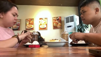 Màn cầu hôn nhanh gọn: Đằng trai tặng nhẫn, đằng gái like