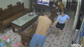 Chồng khoái chí vì oẳn tù tì thắng vợ nên không phải rửa bát