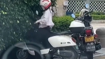 Cô gái khổ sở vì không làm chủ được tay ga xe máy điện