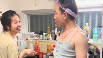 Em mặc đồ anh mãi rồi thì cũng tới lúc anh mặc đồ em