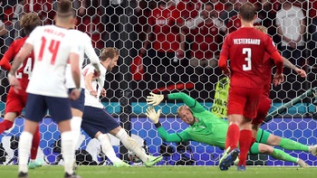 IFAB xem xét bỏ quy định cho phép đá bồi sau quả phạt đền
