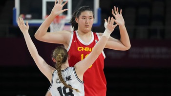 Làng thể thao Trung Quốc xuất hiện cô gái cao 2,26m