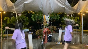 Cô gái ướt như chuột lột vì tấm bạt che mưa phản chủ
