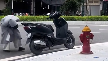 Cô gái chạy xe Lead ngơ ngác khi bị troll mất một bên giảm xóc
