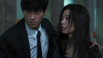 'Cú bắt tay' của Kang Dong Won và Jun Ji Hyun gây chấn động