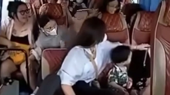 Cả đoàn hú hồn với người phụ nữ say xe nằm ngủ như chết