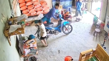 Xe máy kẹt tay ga bỏ chủ lao xuống vườn
