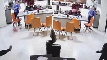 Cháu nó ở nhà ngoan lắm