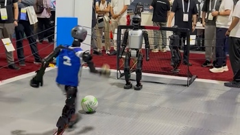 Cười sảng với màn robot giống người đá hụt bóng