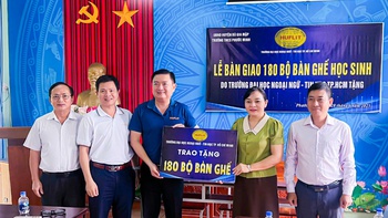 HUFLIT tiếp thêm động lực đến trường cho học sinh vùng sâu
