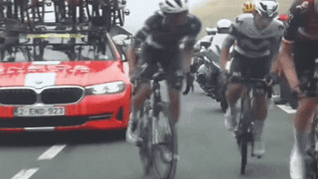 Xe tiếp tế đội đua của ông chủ Man Utd tông khán giả ở Tour de France
