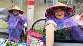 Ấm lòng cặp đôi giúp đỡ cụ bà bán rau ngày mưa bão