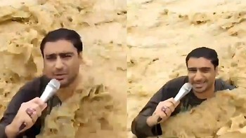 Phóng viên Pakistan cập nhật tình hình mưa lũ dù nước chảy xiết ngang cổ