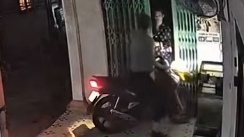 Đi làm về khuya, chồng hồn bay phách lạc khi thấy vợ núp sau cửa