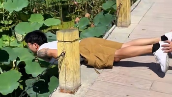 Chàng trai lấm lem bùn đất vì tin bạn thân quá mức