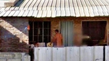 Google Street View vô tình chụp ảnh người khỏa thân trong sân nhà