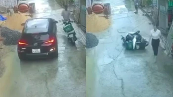Cô gái đi ô tô nổi đóa xô ngã xe máy đỗ lề đường