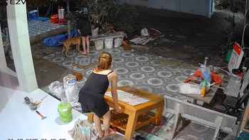 Cô gái đứng hình vì làm vỡ kính khi kéo bàn qua bậc thềm