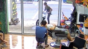 Bị trộm xe máy trước mặt vì để quên chìa khóa trên xe