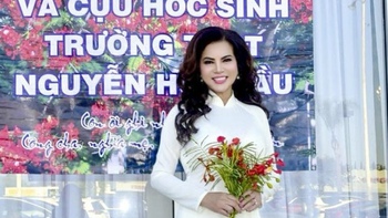 Hoa hậu Kim Hồng diện áo dài trắng, họp lớp 40 năm
