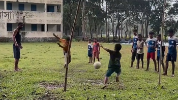 Cản được penalty, thủ môn được đồng đội tung hô mà sao nó lạ quá