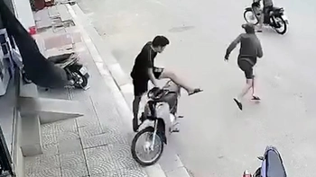 Tên trộm xe máy co giò bỏ chạy khi bị song phi