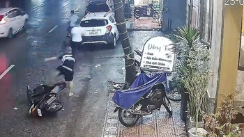 Thanh niên đi trộm xe máy ngày mưa gió bị bắt tại trận