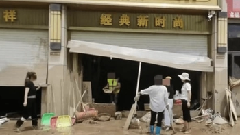 Biết tin tiệm vàng bị lũ quét, có người mang máy quét kim loại đi tìm