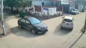 Va chạm ở ngã tư, ô tô drift 90 độ lách qua cổng nhà dân