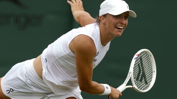 Iga Swiatek thừa nhận thường xuyên lấy khăn Wimbledon về nhà