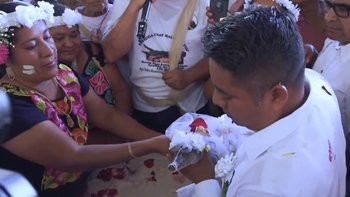 Thị trưởng Mexico 'kết hôn' với cá sấu
