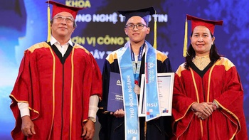 Gần 1.500 sinh viên Hoa Sen bất ngờ được tặng lễ phục tốt nghiệp