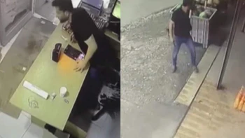Thanh niên bị mèo làm sợ hú vía vì tưởng nhà có ma